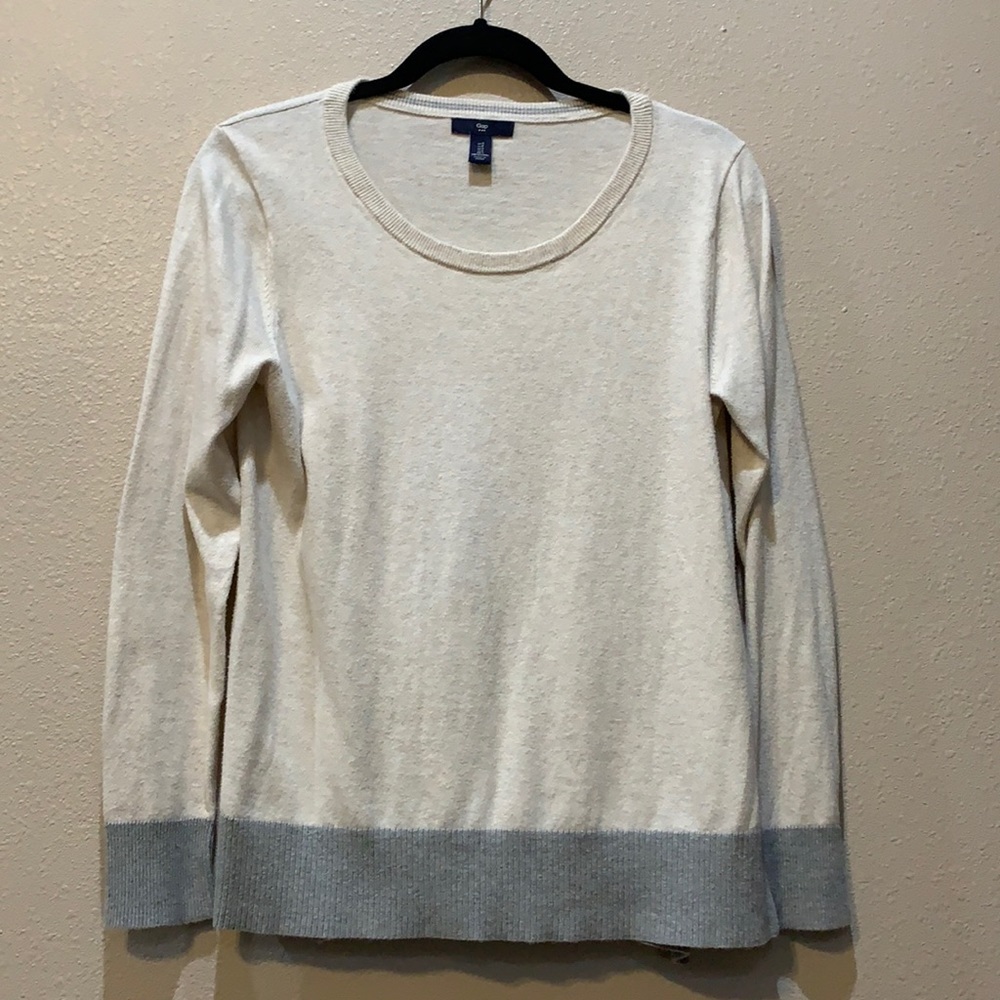 Gap sweater, size S